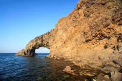 L'Arco dell'Elefante, è una delle attrazioni più fotografate delle coste di Pantelleria. Si trova ad Est di Tracino - © bepsy / shutterstock.com