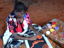 Artista aborigeno presso il Centro Culturale di Uluru (Ayers Rock) in Australia - Presso il Centro Culturale è possibile dipingere assieme agli artisti aborigeni, imparare la loro simbologia, ...