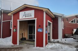 L'Aurora bar, un tipico locale nel villaggio di Abisko Svezia. Ospita anche una piacevole self service con prezzi contenuti, ideale per una pasto caldo, veloce ed economico.