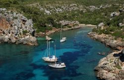 La baia di Cales Piques sorge a 7 km circa da Ciutadella de Menorca, nella parte occidentale dell'isola. Si tratta in realtà di un'unica insenatura divisa in due spiagge, una ...