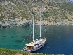 Barca a vela alle Sporadi Settentrionali: ci troviamo nella baia di Kyra Panagia ad Alonissos in Grecia - © Ioannis Nousis / Shutterstock.com