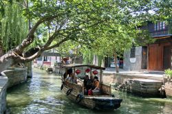 Barca in un canale di Zhouzhuang, la città fluviale della Cina, chiamata la Venezia d'oriente