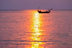 Barca di pescatori al tramonto, lungo la costa occidentale dell'isola di Phu Quoc, nel Vietnam - © Jens Ottoson / Shutterstock.com