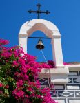 Nel villaggio di Pyrgi, sull'isola greca di Chios, i simboli cristiani della croce e della campana si stagliano contro un cielo azzurro intenso. Bellissimo il contrasto del bianco, del blu ...