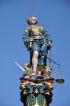 Tra le fontane storiche del centro di Berna ce n'è una dedicata a Temi (o Themis), dea della Giustizia, che domina la Gerechtigkeitstrasse sin dal 1543 - © Alexander ...