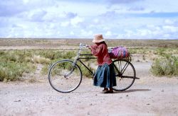 Bimba Bolivia con bici nella steppa -  Foto di Giulio Badini i Viaggi di Maurizio Levi 