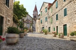 Bol ed il suo centro storico lastricato sull'Isola Brac in Croazia - © Nickolay Vinokurov / Shutterstock.com