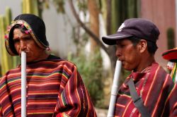 Bolivia suonatori tipici di flauto -  Foto di Giulio Badini i Viaggi di Maurizio Levi 