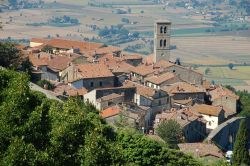 Panorama sul borgo di Cortona - Abbarbicata su un colle roccioso e avvolta dalla rigogliosa vegetazione a sud della Toscana, Cortona si trova in provincia di Arezzo, non lontano dal confine ...