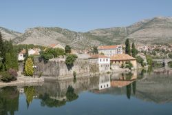 Scorcio panoramico sul borgo di Trebinje, Bosnia Erzegovina - Piazze alberate, centro storico e paesaggio bucolico sono i fiori all'occhiello di questo villaggio bosniaco che richiama ogni ...