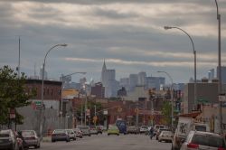 Panorama di Bushwick Street a New York City, Stati Uniti. Vecchie fabbriche abbandonate, strade vuote e palazzi decadenti per uno dei quartieri, quello lungo Bushwik Street, in realtà ...