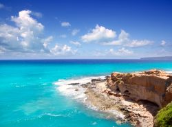 Cala en Baster è una spiaggia di Formentera, Spagna, a 2 km dal villaggio di Sant Ferran. Circondata da aspre scogliere a forma di "U", è ideale per le immersioni e per ...