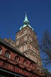 Il campanile della chiesa di San Nicola (Nicolaikirche) a Stralsund, la città che s'affaccia sul Baltico, nel nord della Germania - © Farida Doctor-Widera / Shutterstock.com
