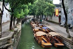 Una canale a Tongli, il celebre villaggio fluviale della Cina