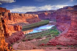 All'interno del Canyonlands National Park dello Utah (USA) un tratto del fiume Colorado vicino alla città di Moab. Il corso del fiume è piuttosto tranquillo fino alla confluenza ...