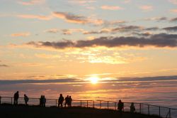 Capo nord in estate: lo spettacolo del sole di mezzanotte è visibile da metà maggio a fine luglio - © marcokenya / Shutterstock.com
