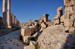 Passeggiando lungo il Cardo Maximo di Jerash. Dopo li Decumano rappresentava l'asse più importante dell'antica Gerasa, la "Pompei" della  Giordania