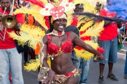 Carnevale di Capo Verde: una danzatrice si esibisce in centro a Praia durante il Carnaval "alla brasiliana" - © Alexander Manykin / Shutterstock.com