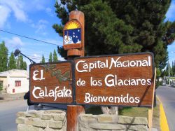 Cartello stradale di ingresso a El Calafate, Argentina. La regione include il grande chiacciaio Perito Moreno, che è una delle più importanti attrazioni del Parco Nazionale di ...