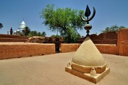 La storica Casa del Khalifa si trova a Omdurman, alla periferia di Khartoum, la capitale del Sudan. In primo piano la punta originale del primo mausoleo del Mahdi, che venne distrutto durante ...