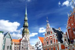 La casa delle Teste Nere e la chiesa di San Pietro a Riga in Lettonia - © Aleksejs Stemmers / Shutterstock.com