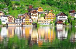 Le case colorate di Hallstatt Austria si riflettono ...