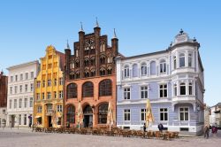 Le eleganti case anseatiche di Stralsund, Patrimonio dell'umanità dell'UNESCO, che si trova lungo le coste del mar Baltico in Germania (Meclemburgo-Pomerania) - © clearlens ...