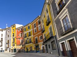 Coloratissime case tipiche a Cuenca (La Mancia, ...