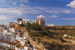 Resti del castello almohade di Setenil de las Bodegas, nella provincia andalusa di Cadice, in Spagna - © Kotomiti Okuma /c Shutterstock.com