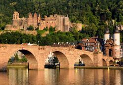 Castello di Heidelberg, Foresta Nera, Germania. Dopo la distruzione da parte dei soldati di Luigi XIV venne restaurato solo a fine 1800. Le rovine, in pietra arenaria rosa, sono adagiate a un ...