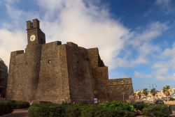 Il Castello Barbacane nel vecchio borgo di Pantelleria. Fino al 1975 era il carcere di Pantelleria, attualmente è in resatauro e doverebbe diventare una delle attrazioni turistiche dell'isola ...