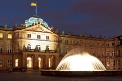 Stoccarda di notte regala grandi emozioni: le luci dei monumenti sembrano gioielli contro il blu della fresca notte tedesca, come accade nella Schlossplatz, al cospetto del Neue Schloss e della ...