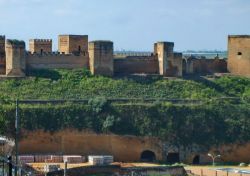 Il Castillo de Alcala de Guadaira, il borgo si trova non distante da Siviglia in Andalusia (Spagna) - © "Castillo de Alcala" di Descansatore - Opera propria. Con licenza CC BY-SA ...