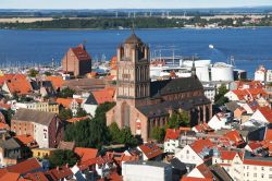 Il centro di Stralsund con la storica chiesa di St. Jacobi kirche (San Giacomo) nel nord della Germania. Sullo sfondo il Mar Baltico - © Yu Lan / Shutterstock.com