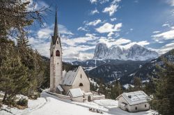 La St. Jacob kirche, la chiesa di San Giacomo sopra Sasslong a Selva di Val Gardena (Alto) Adige - © S.Micheli / Shutterstock.com