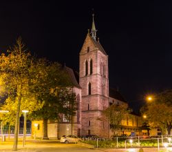 Foto notturna della Theodorskirche, Basilea - Sulla riva destra del fiume Reno sorge la Piccola Basilea, grazioso quartiere che si può raggiungere tramite il Wettstein Brucke, sede anche ...