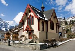 Chiesa a Engelberg, Svizzera - Questo Comune del cantone Obwalden non è solo apprezzato per il suo comprensorio sciistico ma anche per il bel villaggio che ospita fra l'altro edifici ...