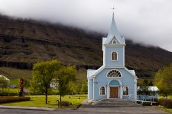 A Seydisfjordur, in Islanda, c'è una graziosa chiesa luterana detta "Chiesa blu", che con le sue pareti celesti e i dettagli bianchi sembra una casa di bambole in un paesaggio ...