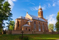 Chiesa nuova di Kernave, Lituania: è sorta nel 1920 proprio accanto al luogo dove si trovava l'antica chiesa. Al suo interno un altare neobarocco e diverse opere d'arte arricchiscono ...