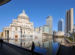 La Christian Science Plaza di Boston e, sullo sfondo, il Prudential Center, un imponente complesso di edifici situati tra Boylston Street e Huntington Avenue, dominato dalla Prudential ...
