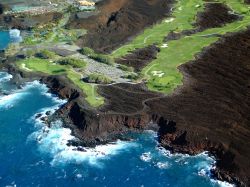 L'isola Hawaii, nell'omonimo arcipelago del Pacifico, ha una costa frastagliata, di colore nero dove è arrivata la lava e si è solidificata: splendido il contrasto tra ...