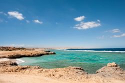 La costa selvaggia di Marsa Alam nel Mar Rosso in Egitto: il fronte della barriera corallina è segnato dal frangersi delle onde. Nella parte interna, caratterizzata dalle acque color ...