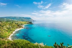 La costa a sud di Capo Vaticano in Calabria, nei pressi di Tropea - © mRGB / Shutterstock.com