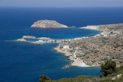 Costa di Lefkos: siamo lungo il litorale ovest dell'isola di Karpathos in Grecia - © baldovina / Shutterstock.com