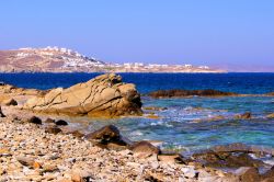 Costa rocciosa all'isola Mykonos: siamo nell'arcipelago delle Cicladi, nel mar Egeo della Grecia - © JeniFoto / Shutterstock.com