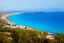Panorama sulla costa di Formentera, arcipelago delle Baleari, Spagna. L'isola offre più di 20 km di spiagge di sabbia bianca, qualche caletta rocciosa e un'acqua incredibilmente ...