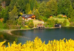 Cottage lago vicino a Villa La Angostura, Argentina la località turistica della Patagonia - © kastianz / Shutterstock.com