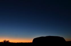 Crepuscolo mattutino ad Ayers Rock in Australia - La montagna sacra di Uluru appare magica ad ogni momento della giornata! Anche ben prima dell'alba, quando la notte lascia spazio ai colori ...