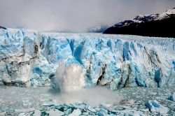 Crollo di un pezzo di ghiaccio dal Perito Moreno in Patagonia, il ghiacciaio si trova vicino alla località di El Calafate. in Argentina - © meunierd / Shutterstock.com