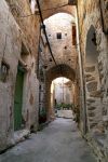 Uno  scatto dentro al Castello di Chios, nell'omonima isola della Grecia nord-orientale. L'antico castello, che dall'alto domina il porto, venne fondato dai Bizantini nel IX ...
